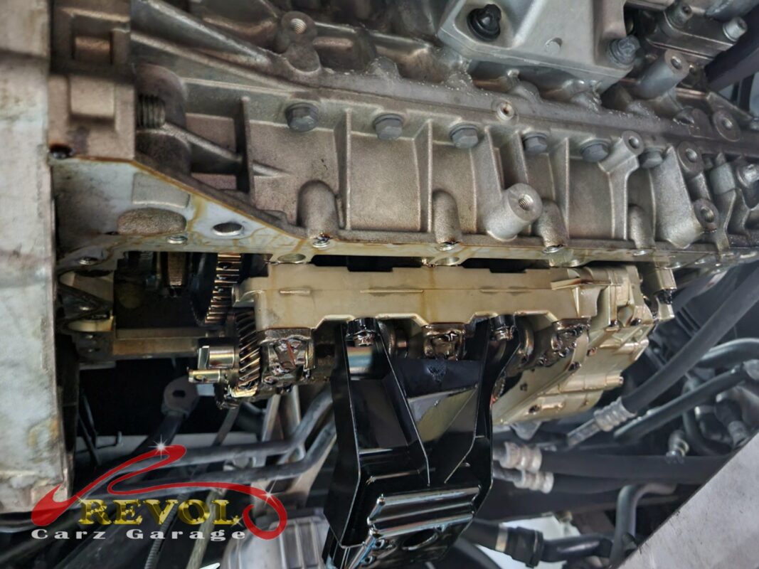 The new BMW-spec sump gasket fitted and the bolts torqued.