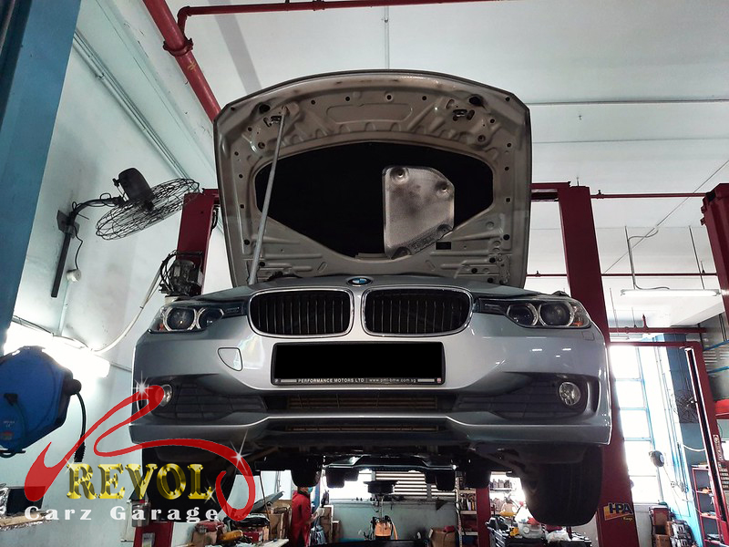 Oil traces around the flywheel area at the back of the BMW 316i's engine.