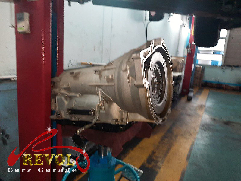 The new BMW-spec flywheel oil seal fitted.