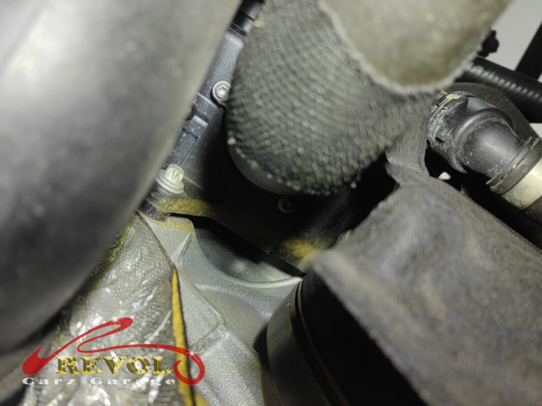 The old thermostat removed from the housing.