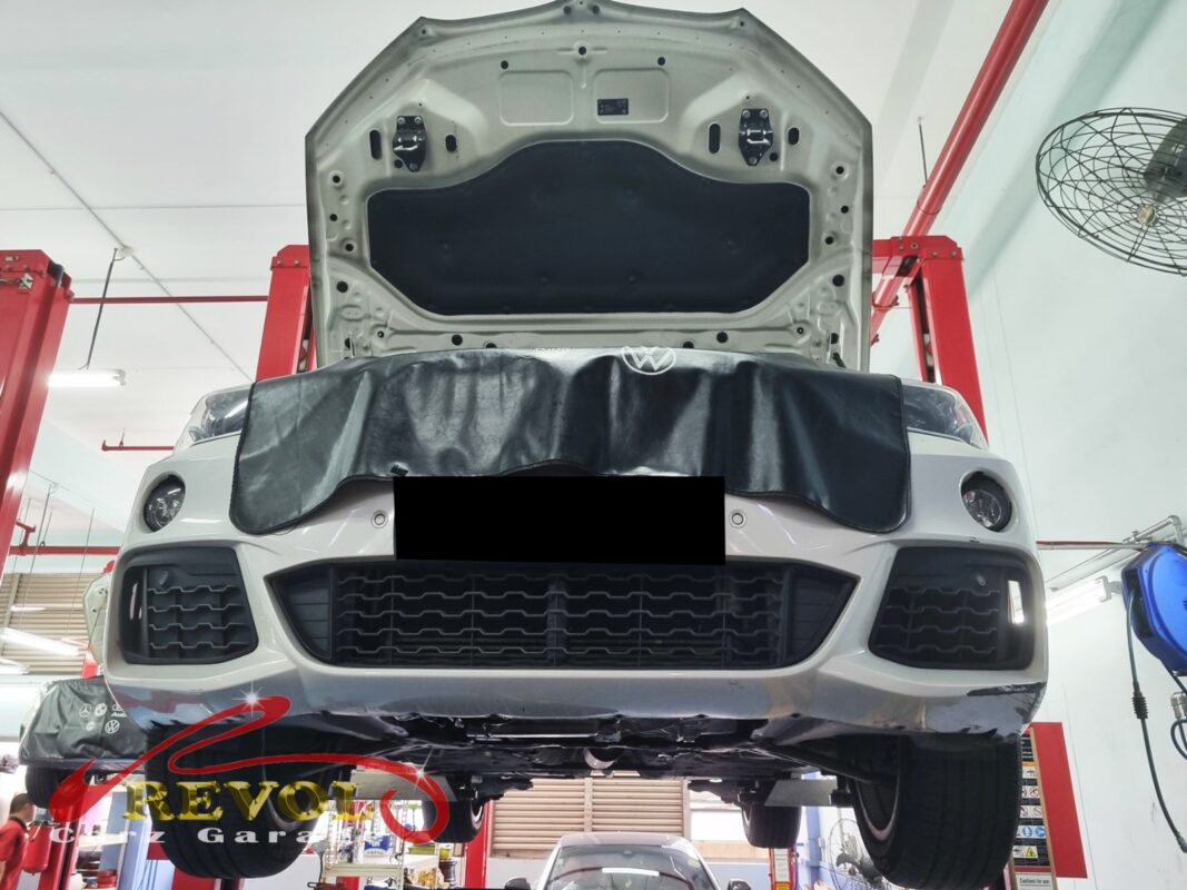 The worn rear shock absorber on the BMW X1.