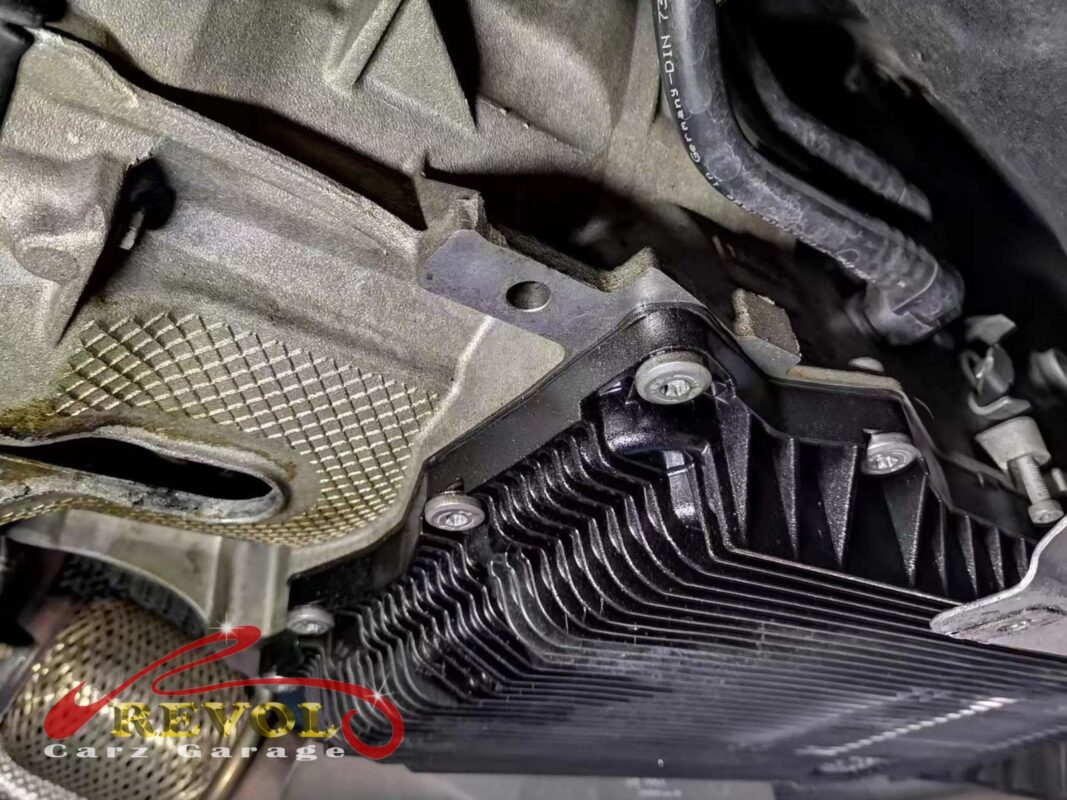 The transmission pan dropped on the BMW 520i for the fluid service.