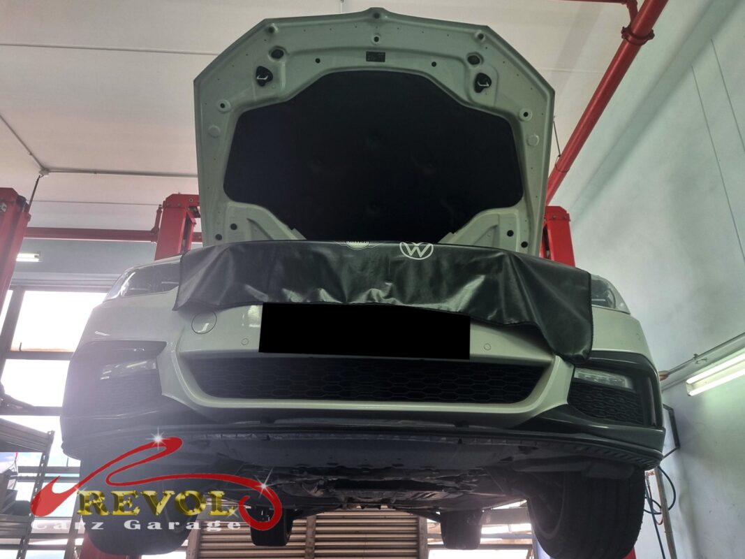 Coolant traces around the water pump housing on the BMW 520i.