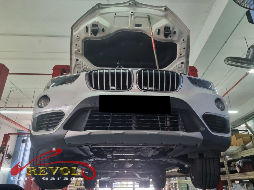 Oil traces around the oil filter housing on the BMW X1.