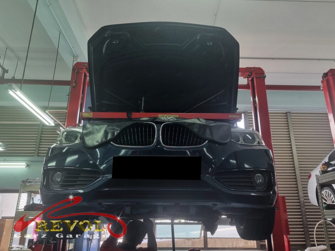 The worn engine mount with cracked and sunken rubber on the BMW 218i.
