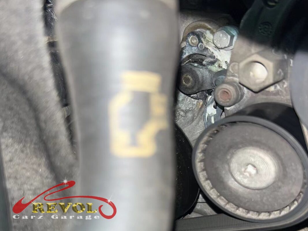 Coolant traces around the electric water pump on the BMW 420i.