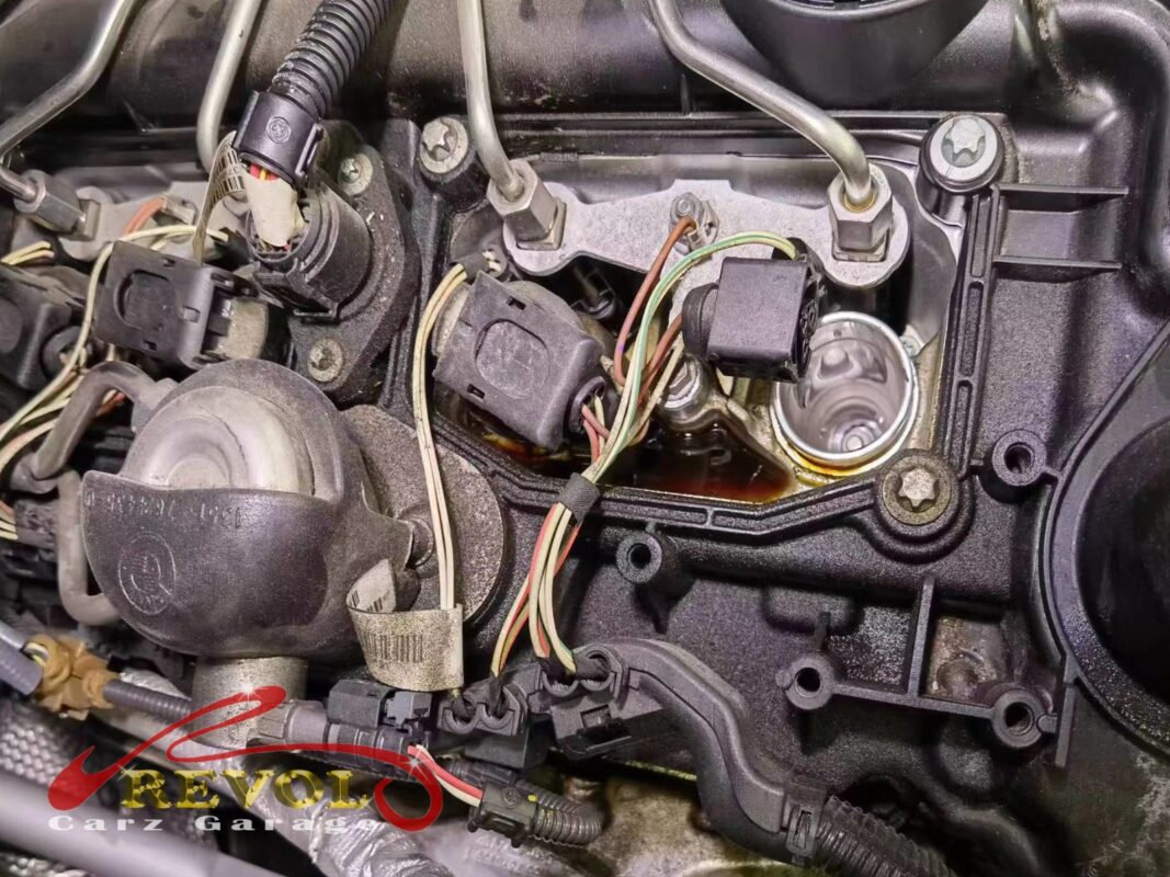 Oil seepage around the valve cover on the BMW X3.