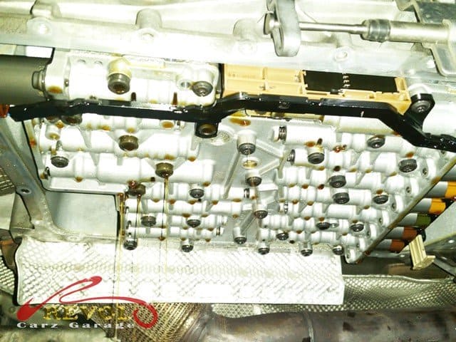 The BMW 520i arrives at the workshop with mechatronics failures.