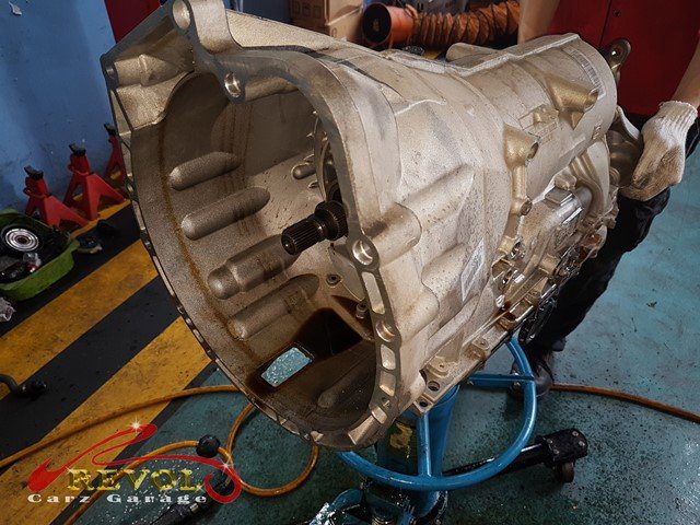 The BMW 730i arrives at the workshop for a total gearbox overhaul.
