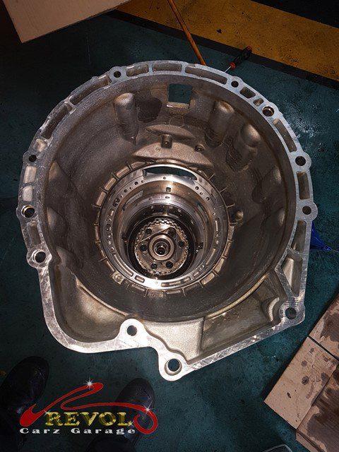 The gearbox systematically dismantled from the car.