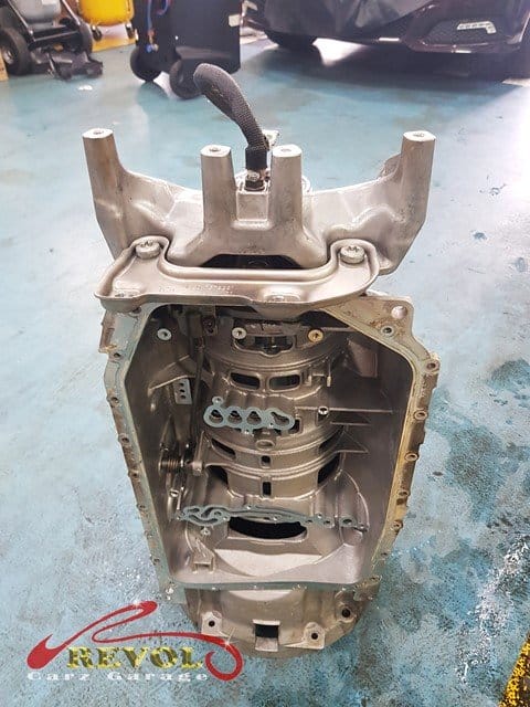 Extensive cleaning of the gearbox underway.