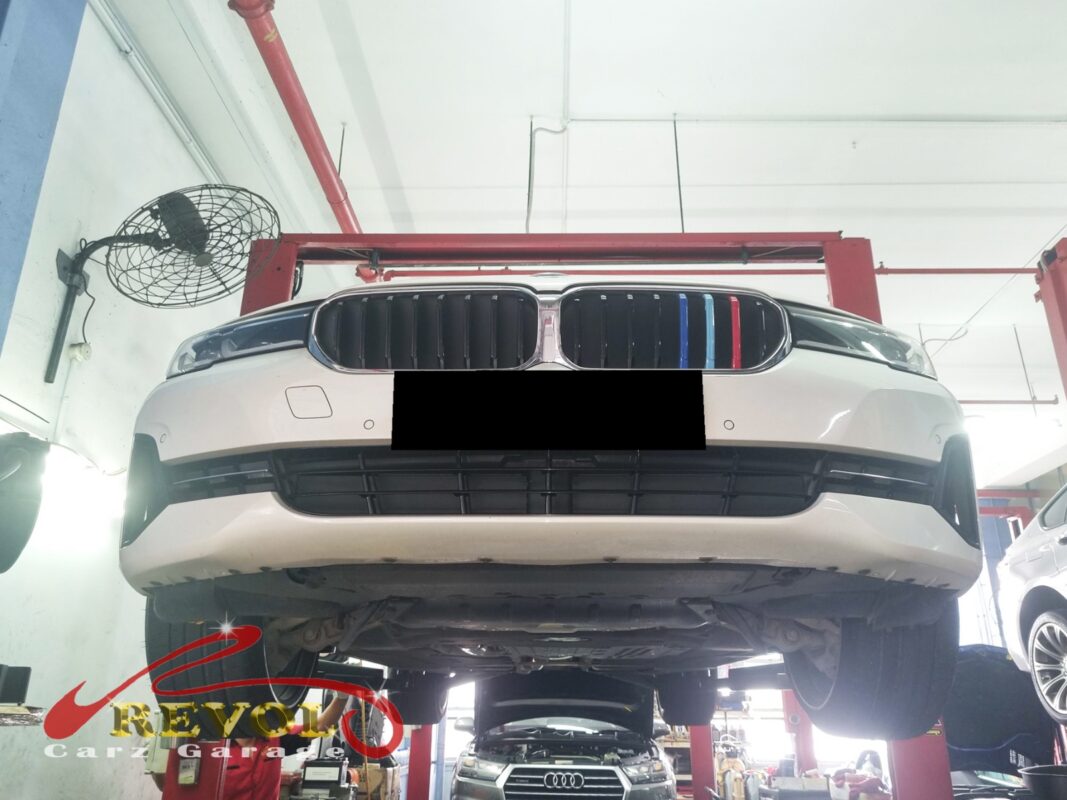 The 520i up on the two-post lift, in for the propshaft mounting job.