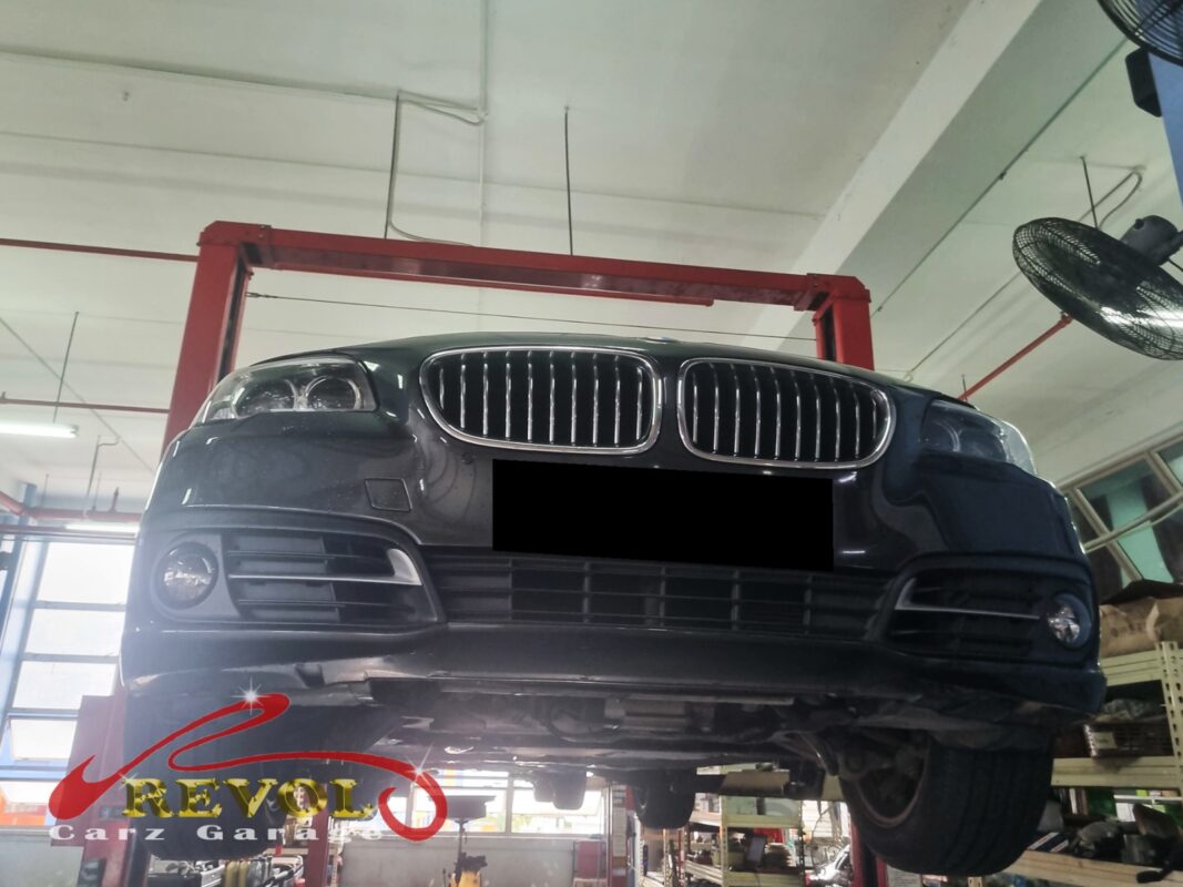 The 528i up on the two-post lift, in for the anti-roll bar bushes.