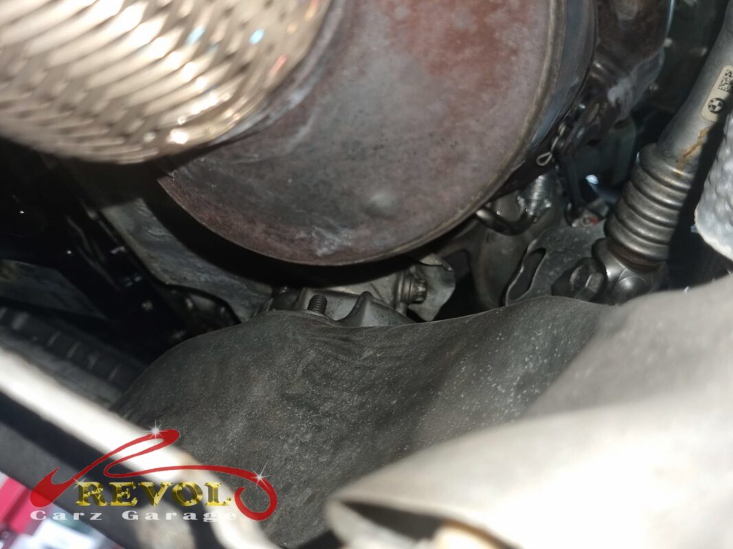 Underneath the 528i, the engine mount area with the rubber sunk in its cradle.