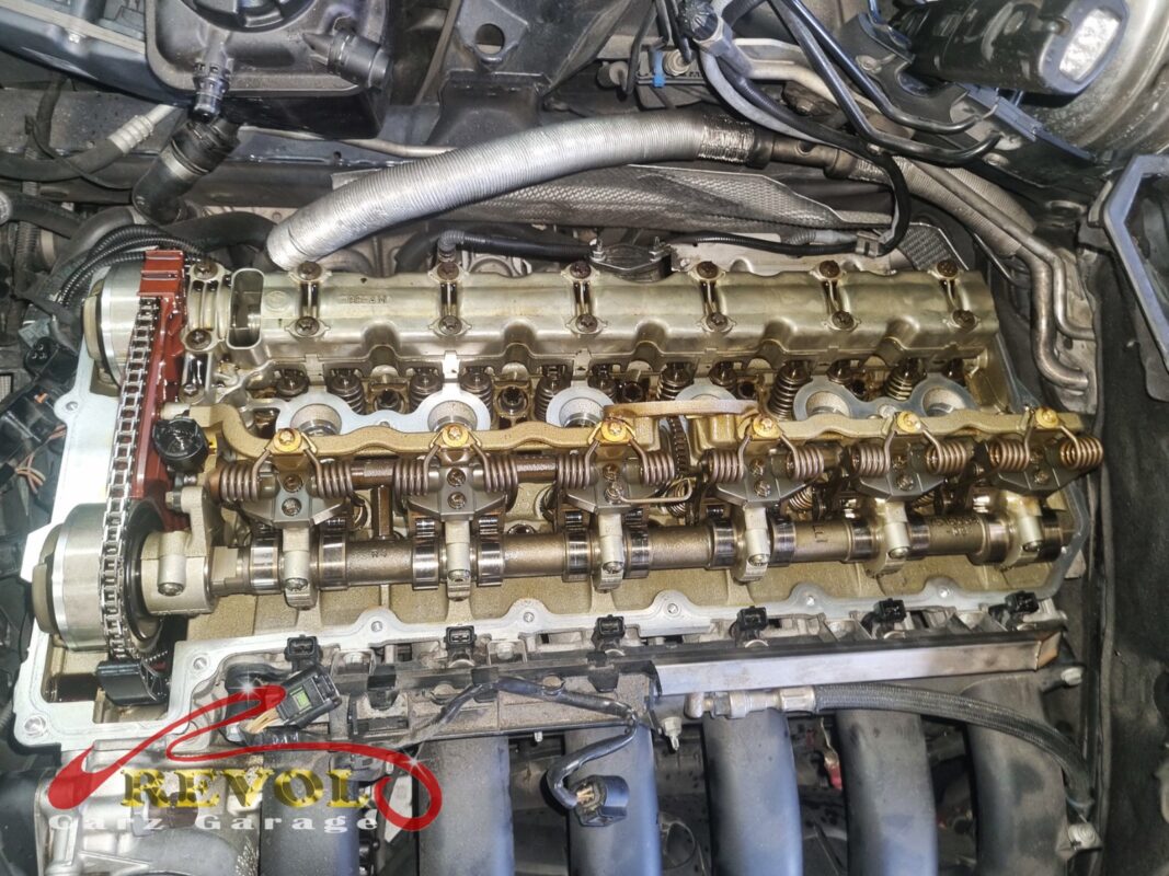The valve cover off, the camshafts and valvetrain exposed, the head face cleaned ready for the new cover.