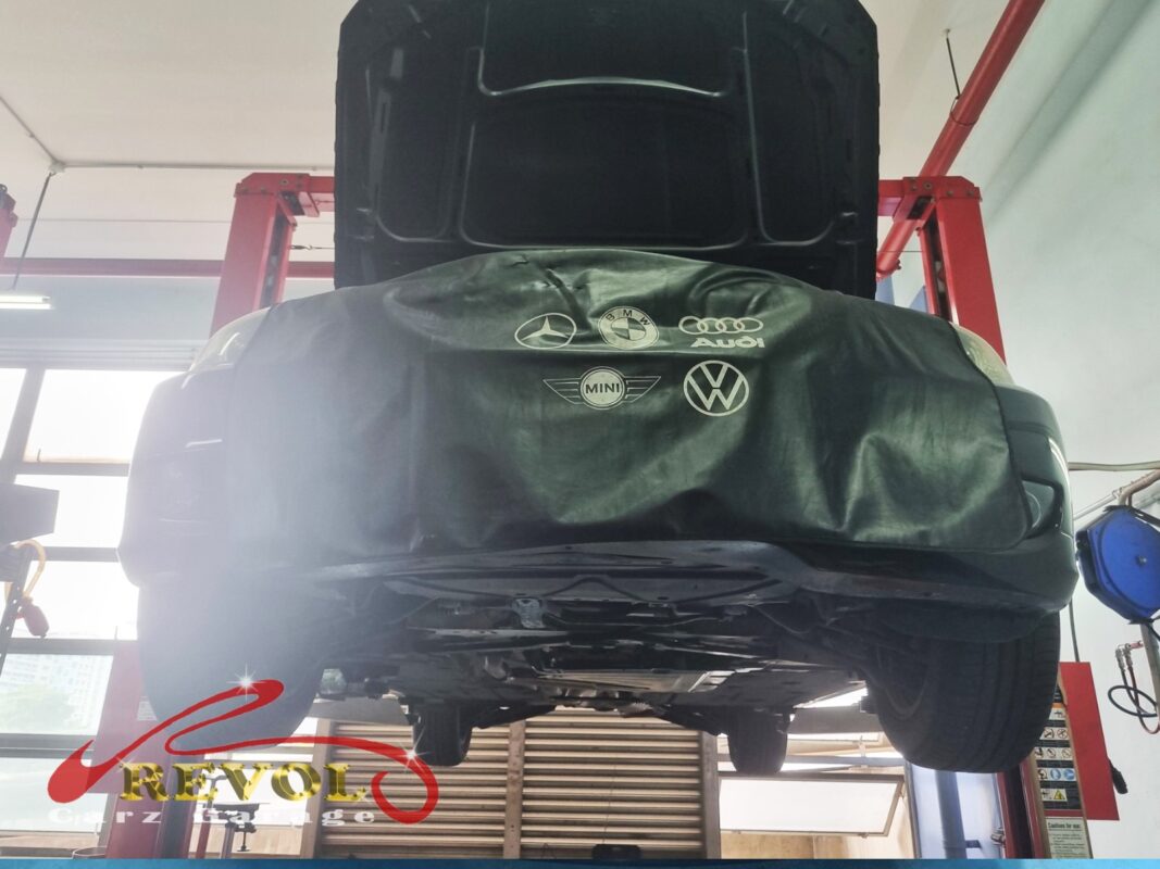 The 318i up on the two-post lift, in for the front suspension work.