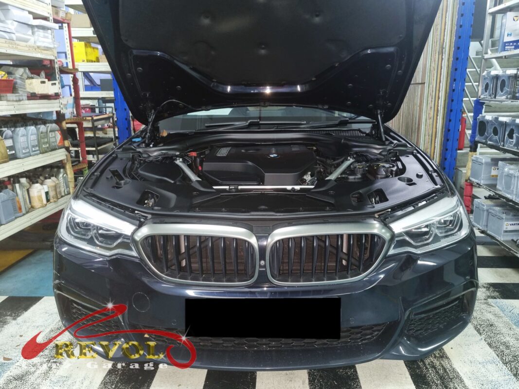 BMW 520i with the dashboard partially dropped for evaporator core access.