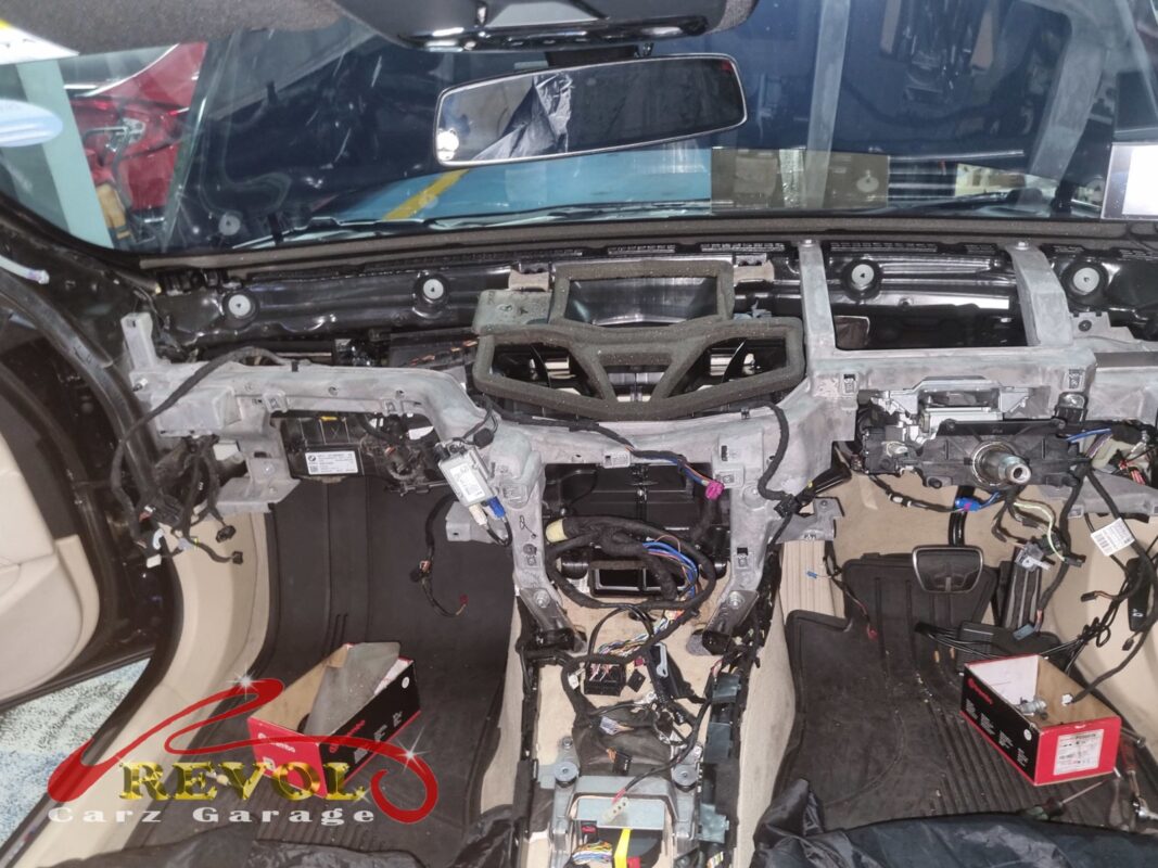 The dashboard stripped to reach the HVAC box behind it for the evaporator job.