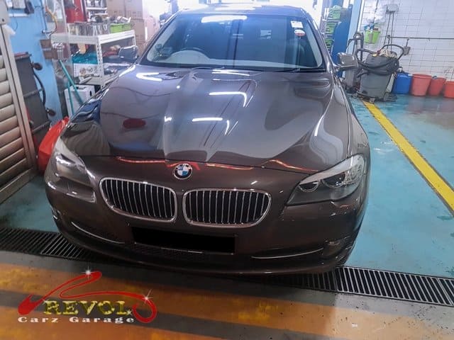 The BMW 520i diagnosed and the failed EKPM fuel pump control module identified, the new module and fuel pump ready to fit alongside a fresh valve cover gasket.