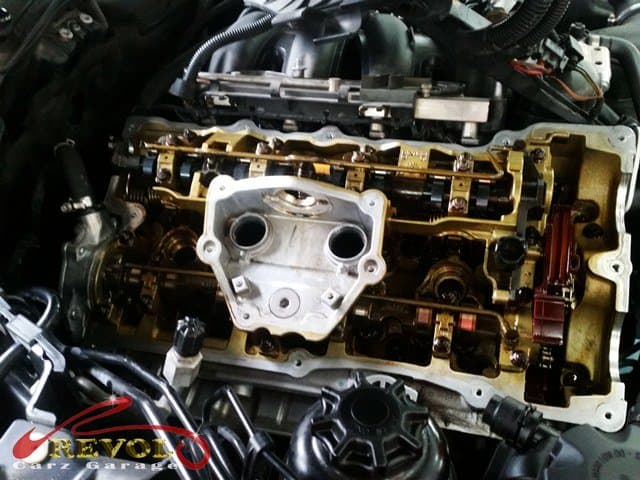 The valve stem seal replacement underway with the correct special tools.
