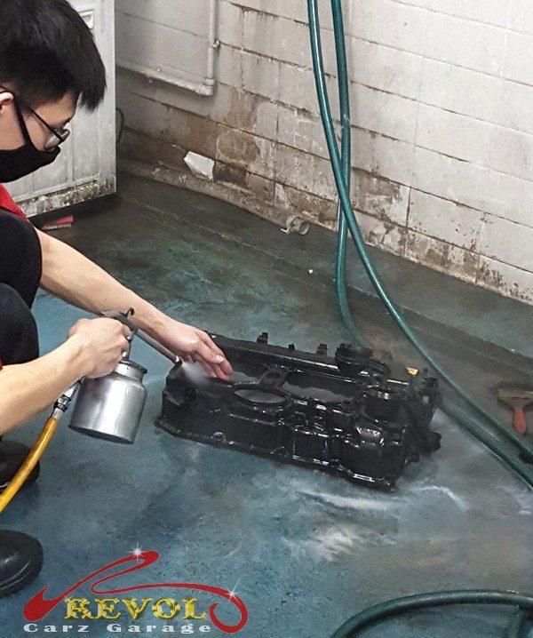 The new genuine BMW-spec valve cover and gasket ready to fit.