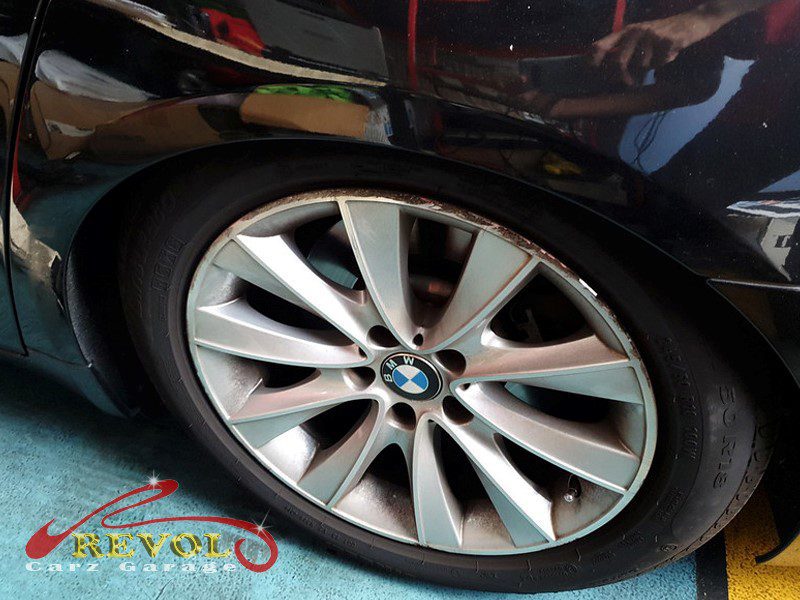 The BMW 730i sitting slanted at the rear, the air suspension fault traced.