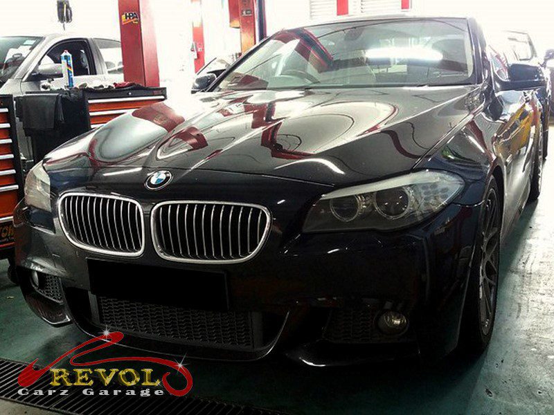BMW 523i parked at the workshop, in for an engine oil leak diagnosis.
