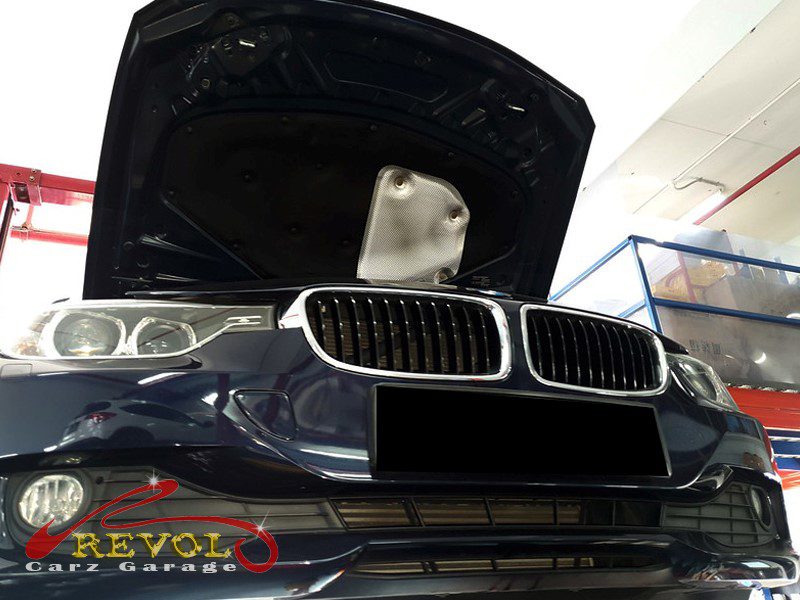 The oil weep traced to the valve cover seal on the BMW 320i.