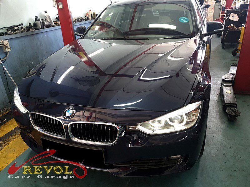 BMW 320i parked at the workshop, in for an engine oil leak diagnosis.