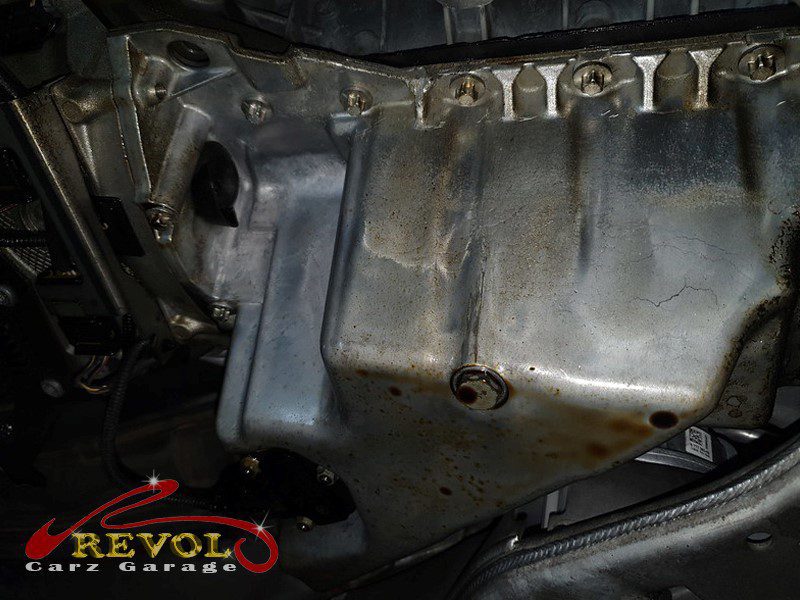 The oil leak traced to the sump drain bolt on the BMW.