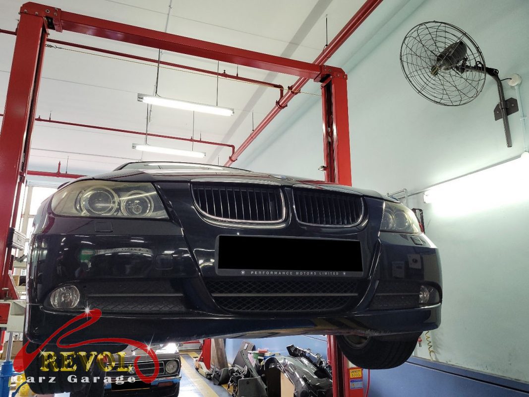 The worn shock absorbers and perished top mounts on the BMW 320i.