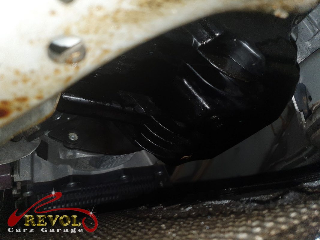 The oil leak traced to the sump gasket on the BMW 520i.