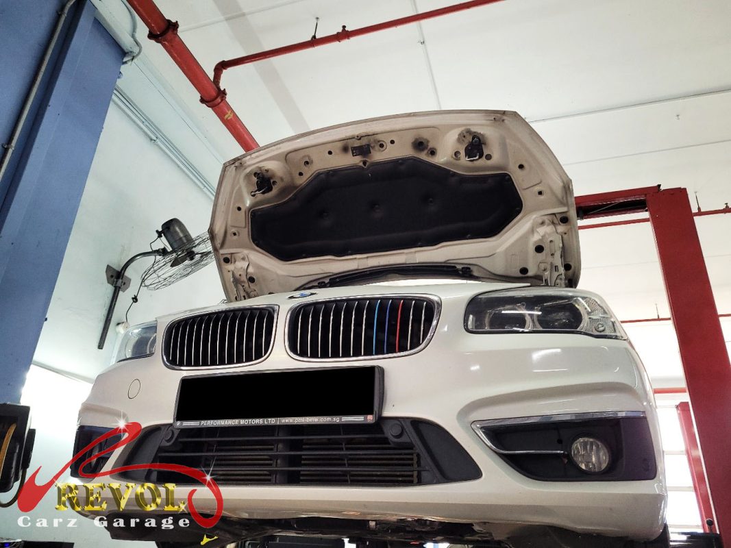 The worn engine mount with cracked and sunken rubber on the BMW 216i.