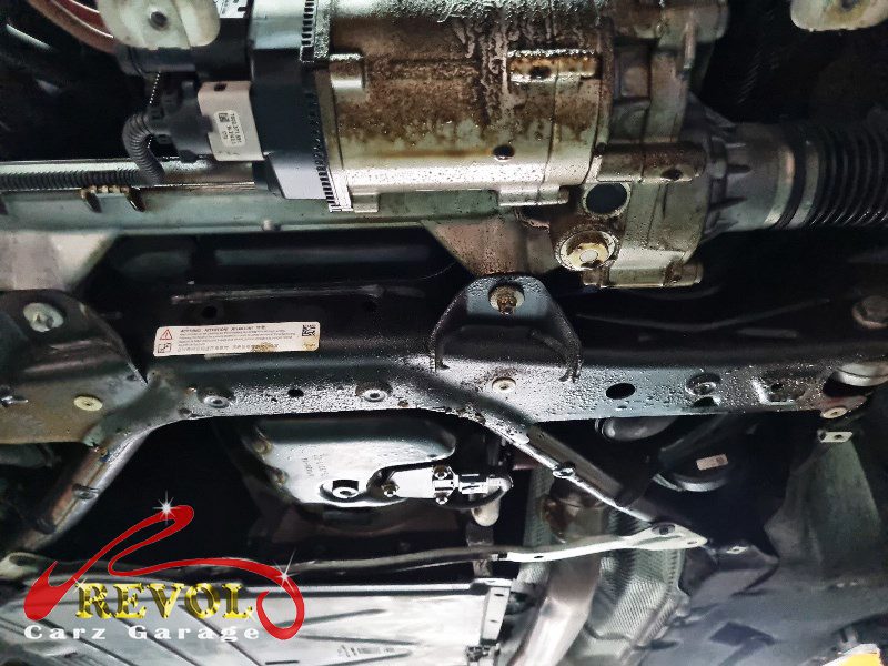Pressure test on the BMW 316i cooling system finding the turbo coolant pipe leak.
