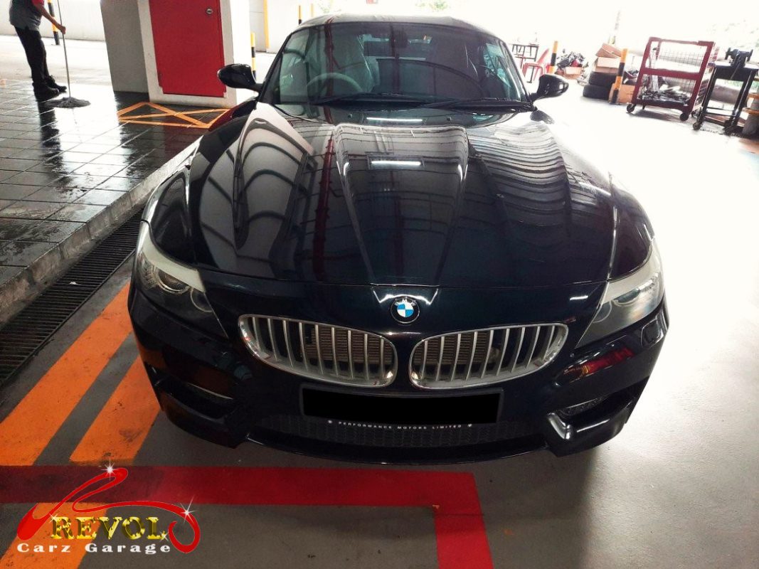BMW Z4 parked at the workshop, in for an oil leak diagnosis.