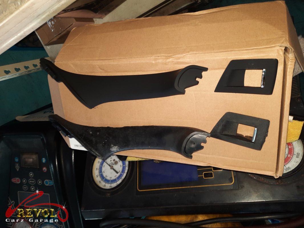 The new genuine BMW-spec door handle assembly ready to fit.