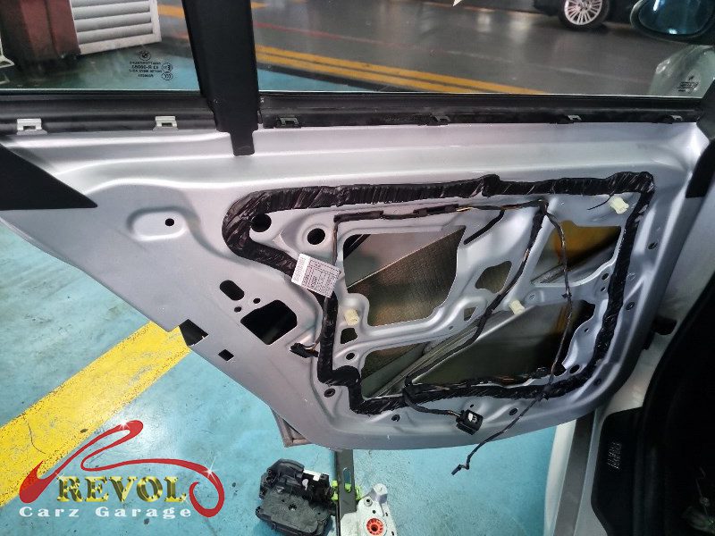 The rear door card off the BMW 325i showing the failed lock actuator and window regulator.