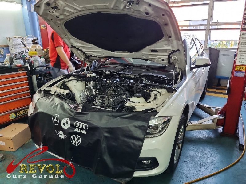 Pressure test on the BMW 318i cooling system finding the radiator leak.