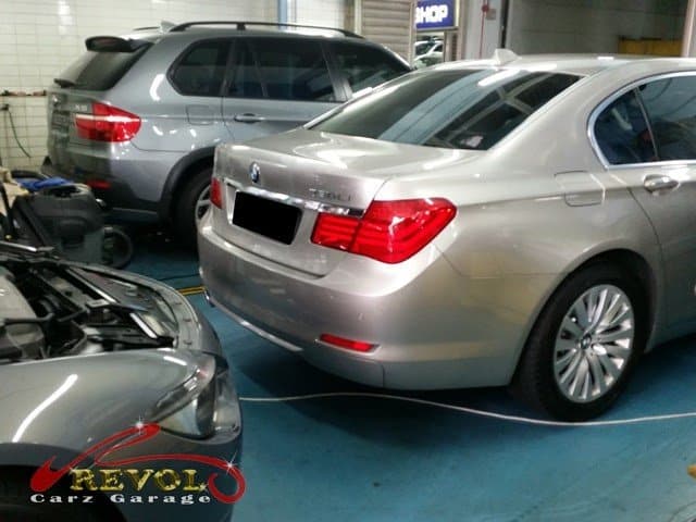 The new genuine BMW-spec self-levelling air strut next to the worn one.
