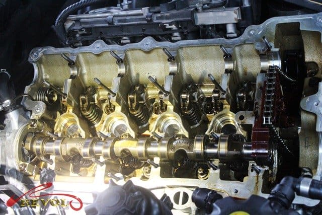 The internal parts of the E60 engine exposed for the valve seal work.