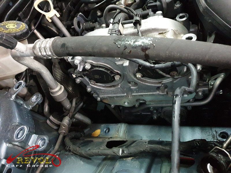 The worn engine mount with cracked and sunken rubber on the Mercedes-Benz A-Class.