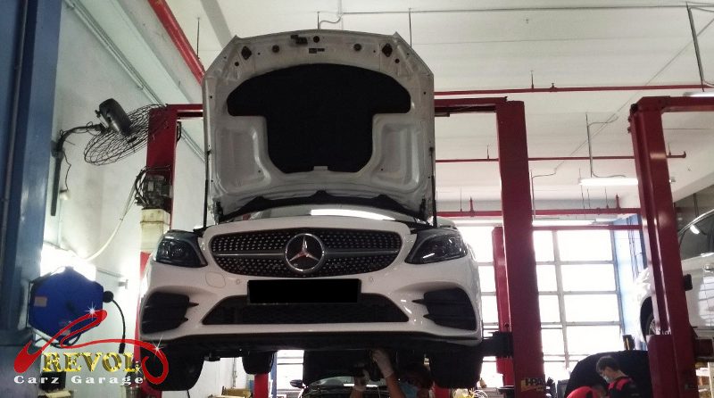 The worn engine mount with cracked and sunken rubber on the Mercedes-Benz C300.