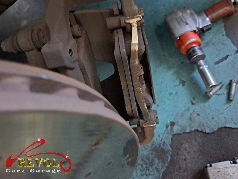The aircon system checked on the Mercedes-Benz E350, the compressor not building pressure.