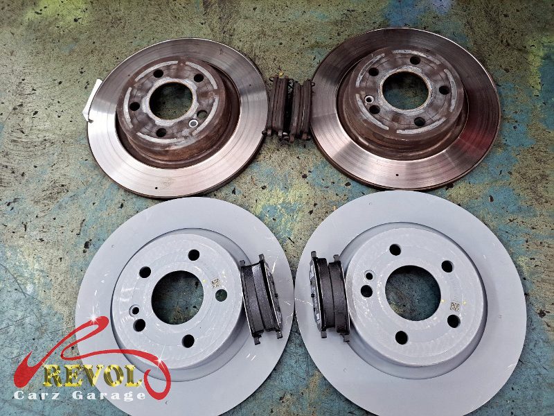 The worn rear pads and heavily grooved disc on the Mercedes-Benz A200.