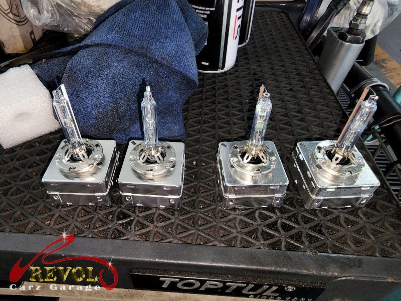 The blown headlamp bulb on the Mercedes-Benz B200 being checked.