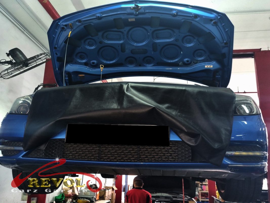The worn front shock absorber on the Mercedes-Benz B180, weeping and weak.