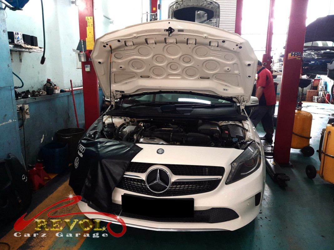 Charging-system test on the Mercedes-Benz A180 showing the low charging voltage.