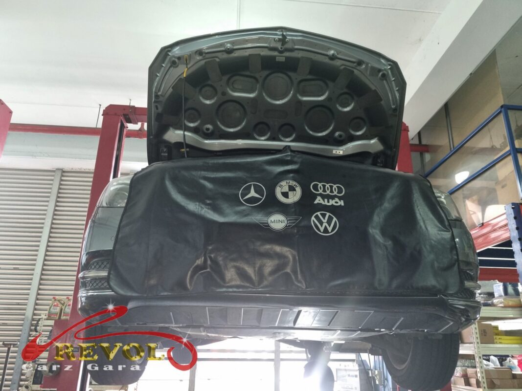 The noisy wheel checked on the lift on the Mercedes-Benz B200.