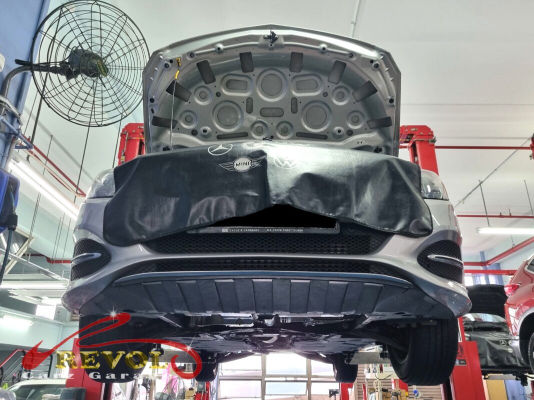 Oil traces around the oil filter housing on the Mercedes-Benz B180.