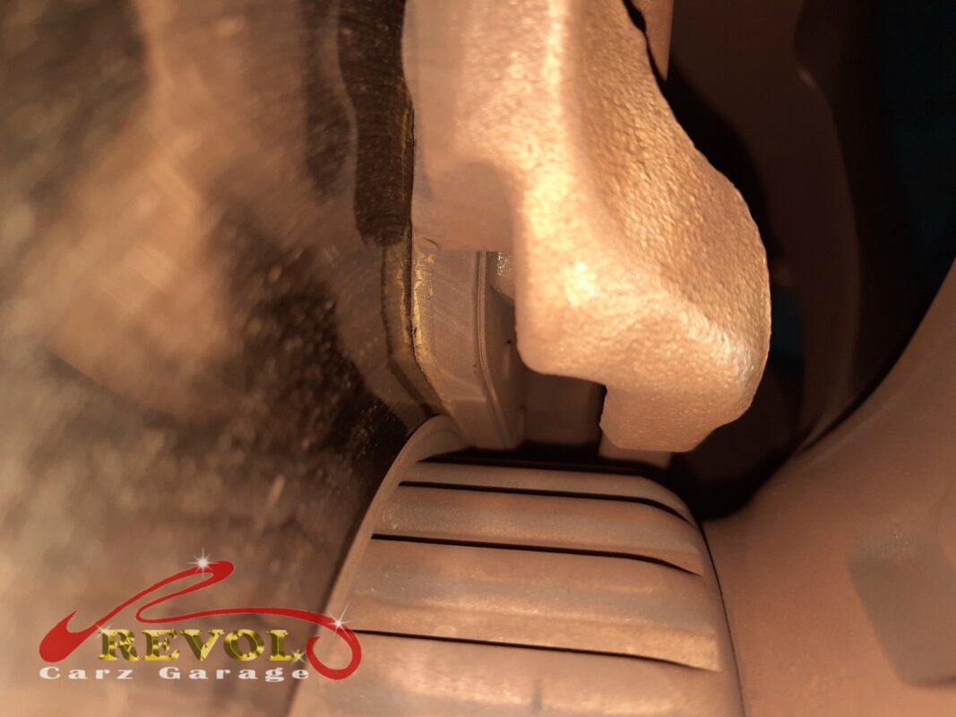 The worn front brake pads on the Mercedes-Benz C180, down to the indicator.